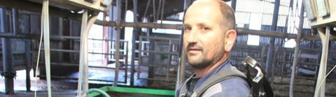 Convaincu. Voulant préserver sa santé, Norbert Brun utilise depuis plusieurs mois un exosquelette lors de la traite.Denis Lehé